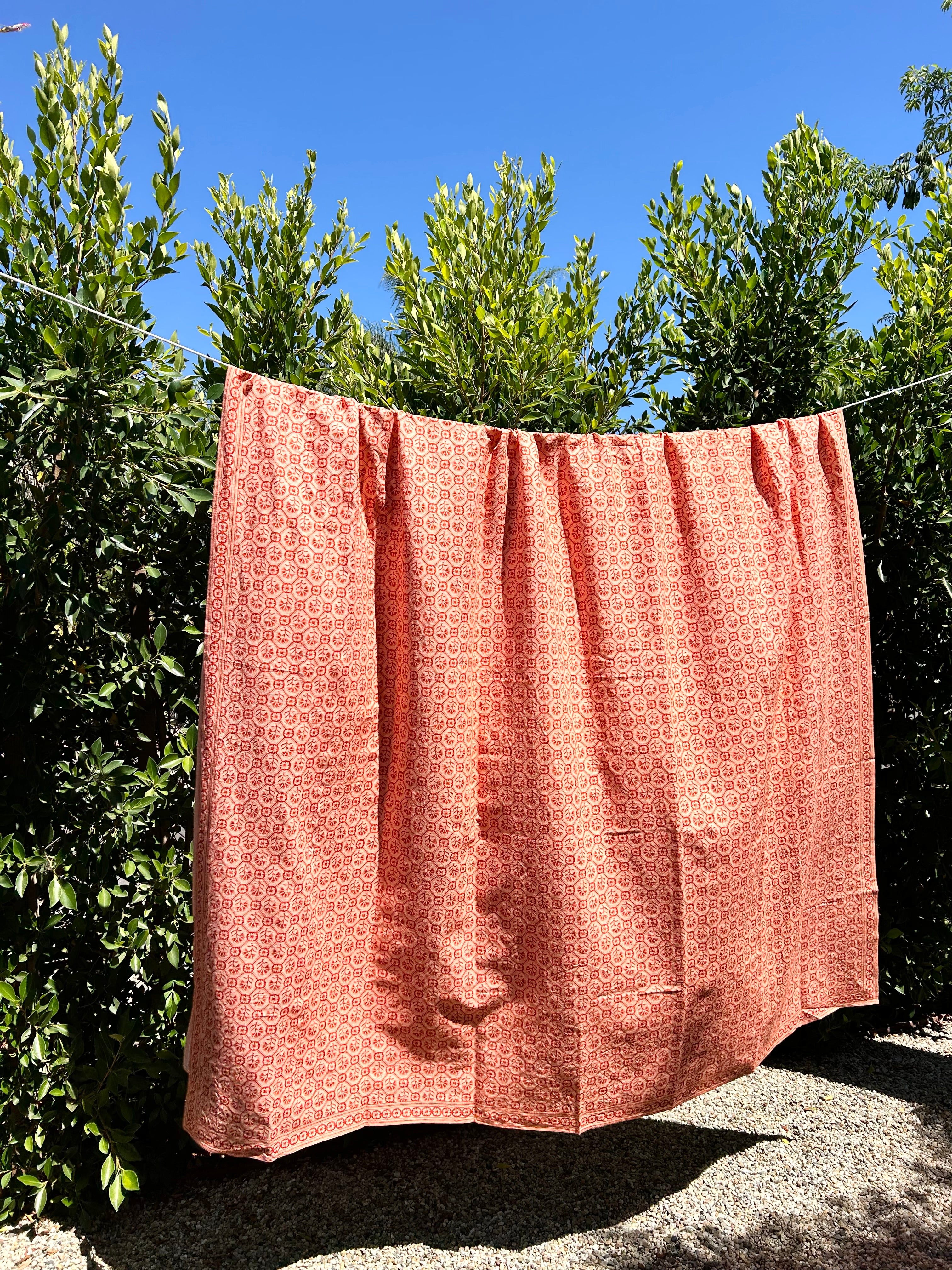 Dentelle Domino Tablecloth - Scarlet