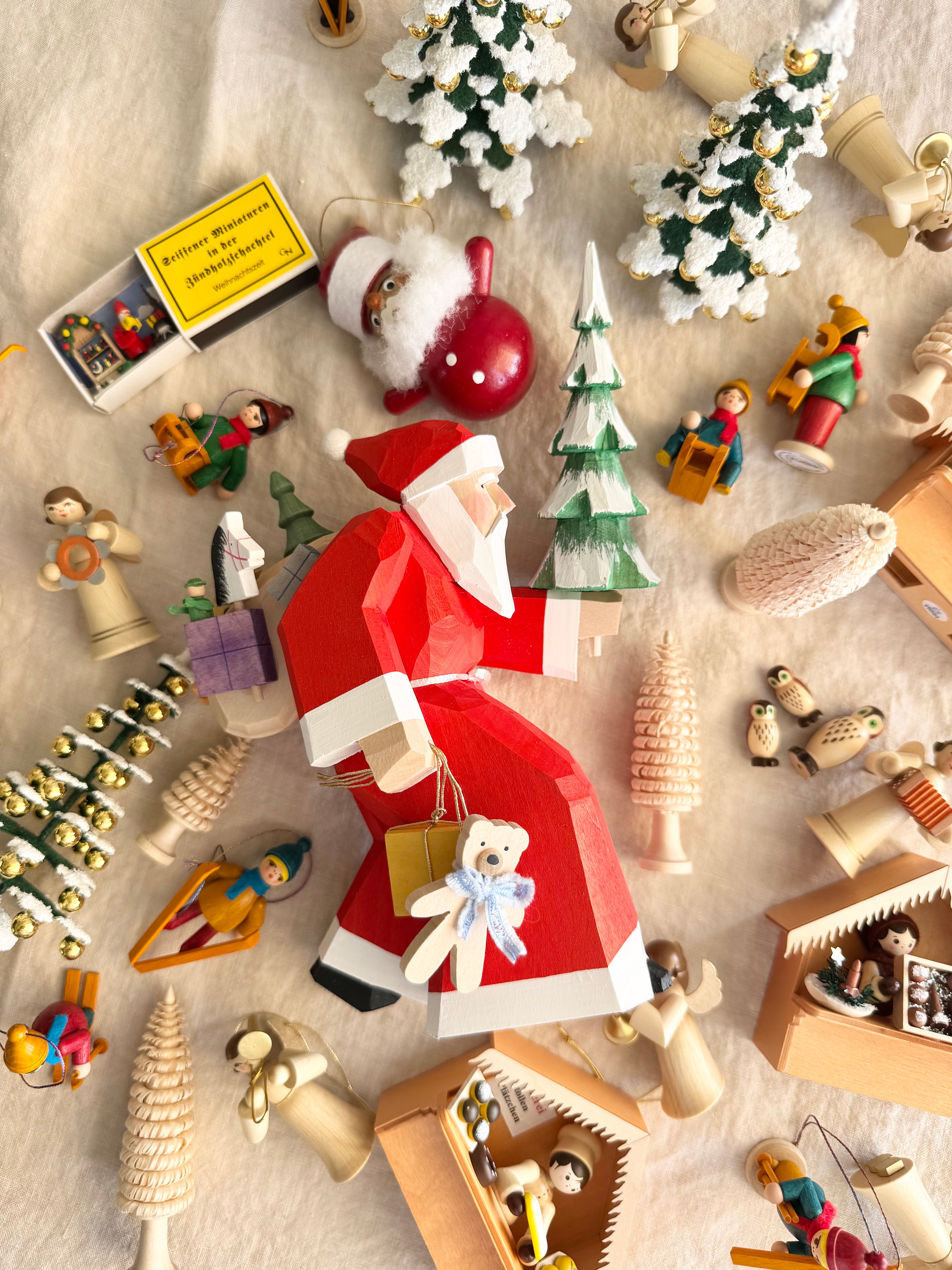 Christmas Trees with Golden Baubles S/5