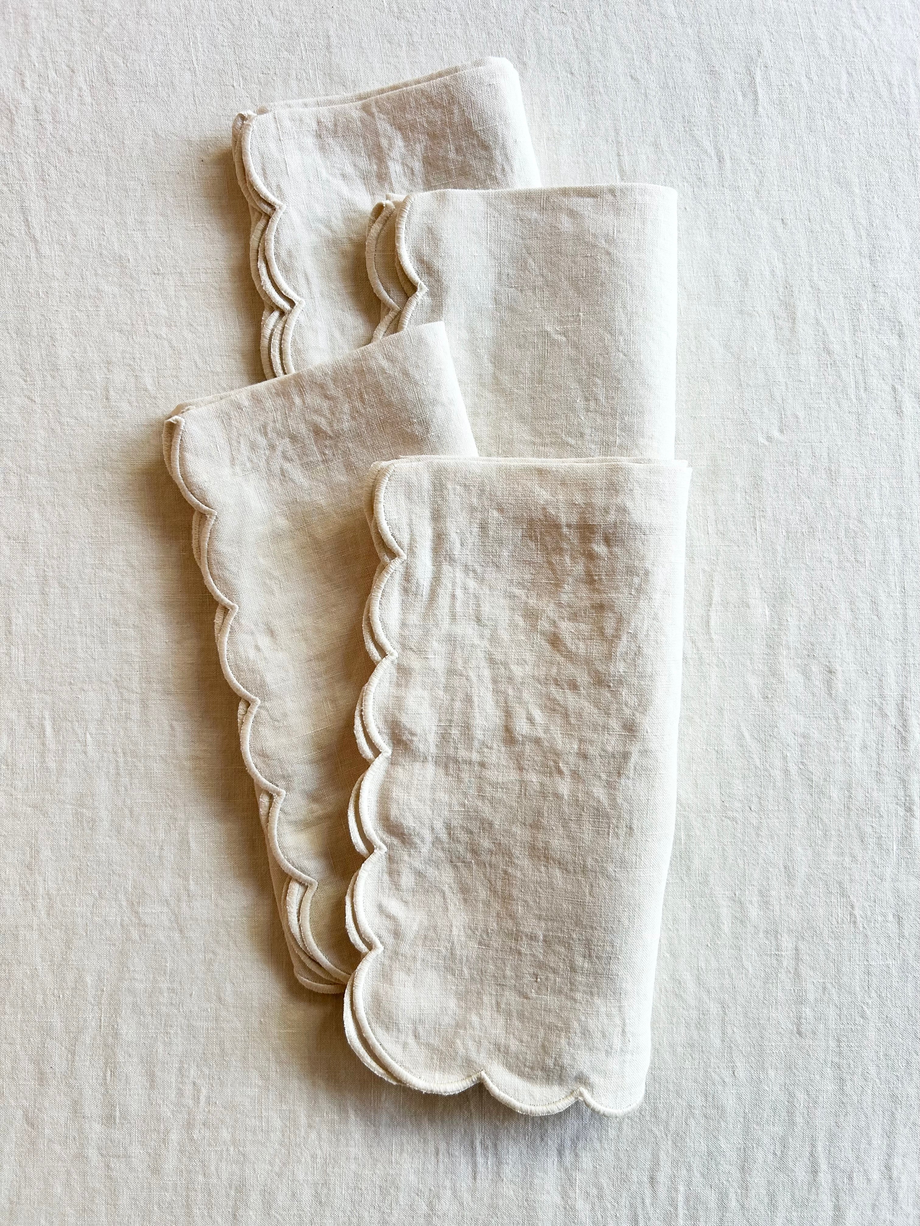 Scalloped Cream Napkins - S/4