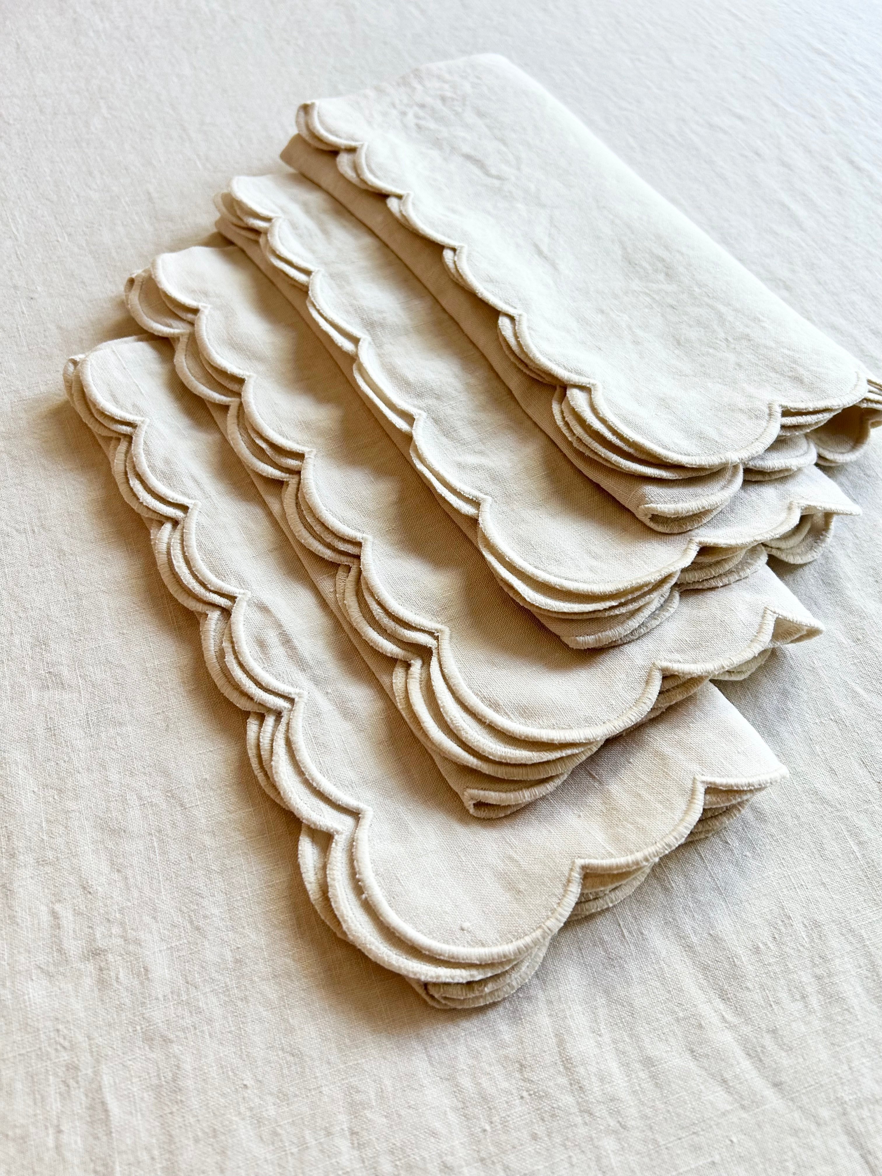 Scalloped Cream Napkins - S/4