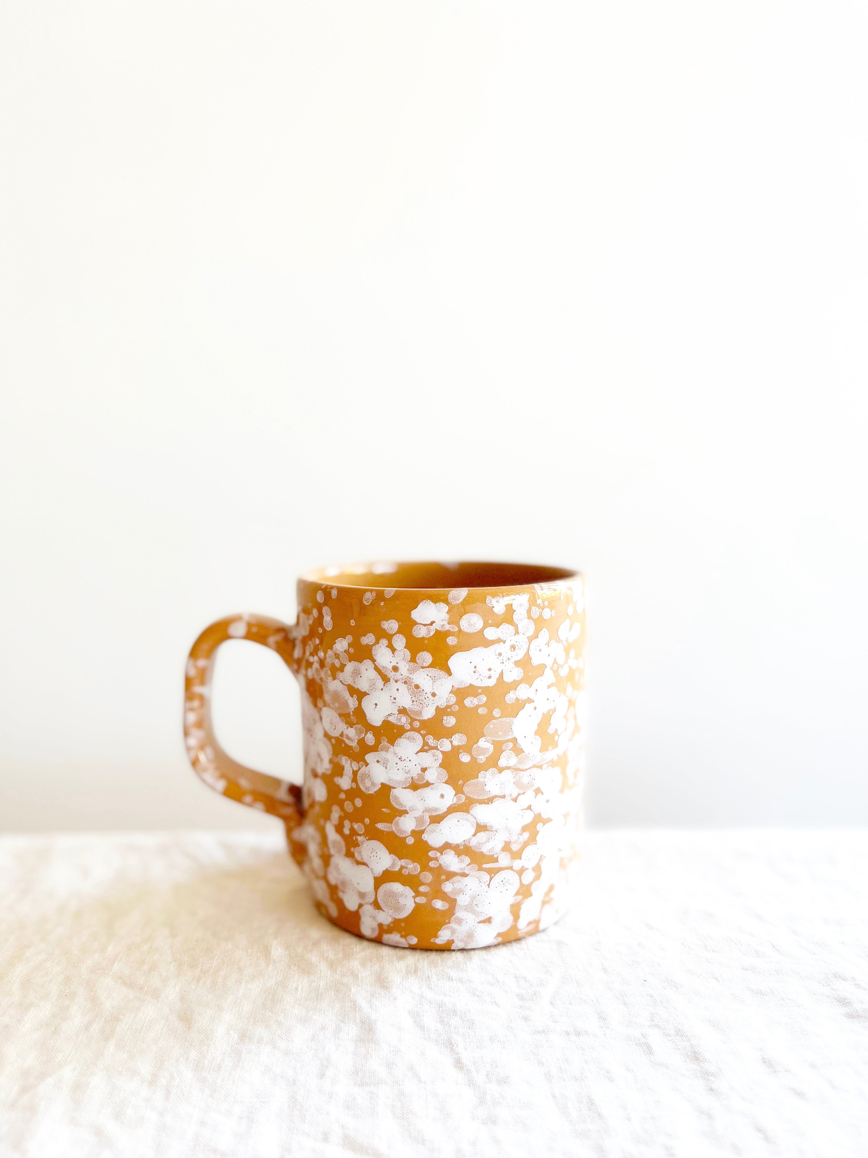 coffee mugs with splatter pattern in sienna color