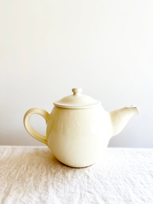 white teapot blanc side view