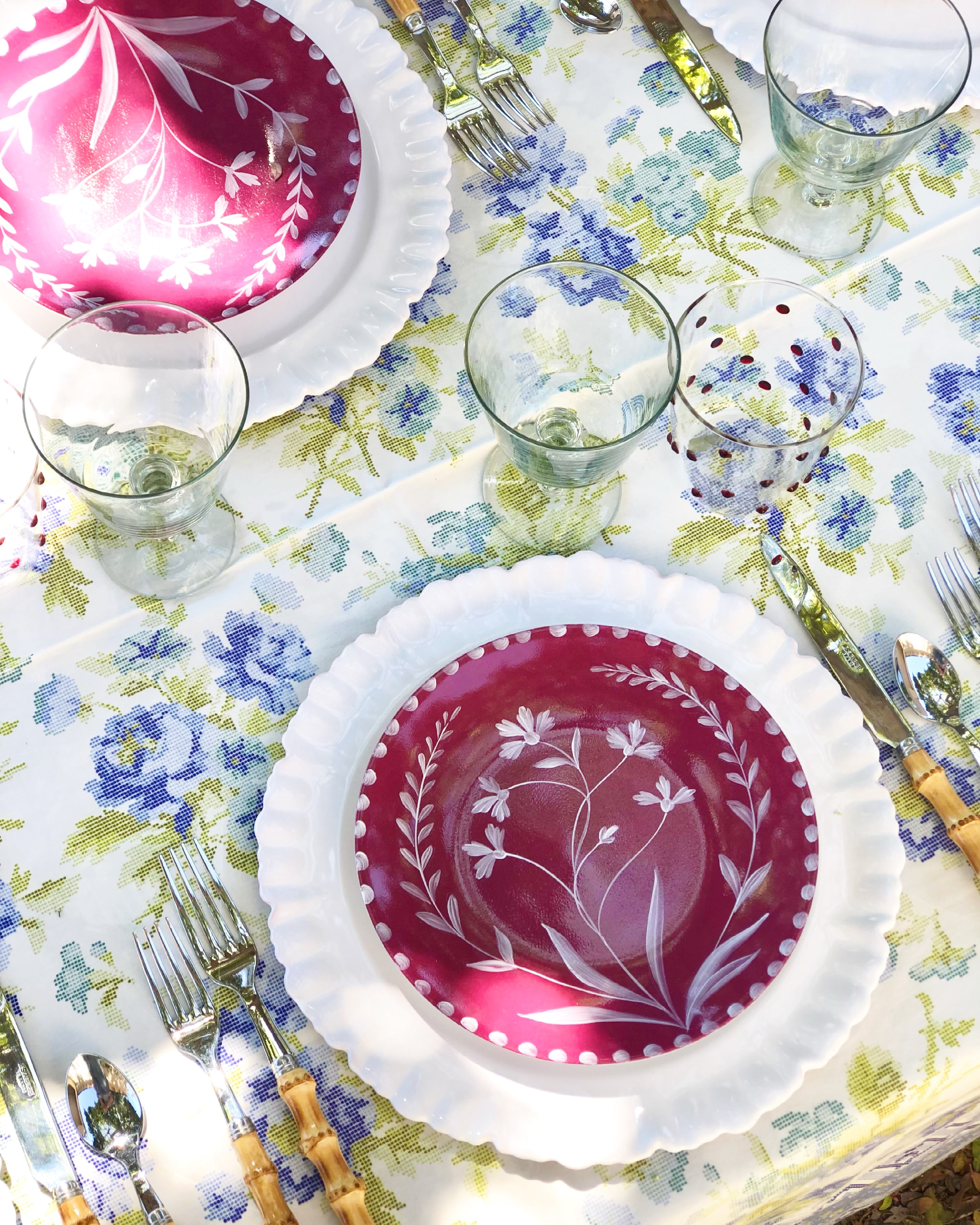 white ruffle edge charger 11.8 inch table setting with flower stacked plate