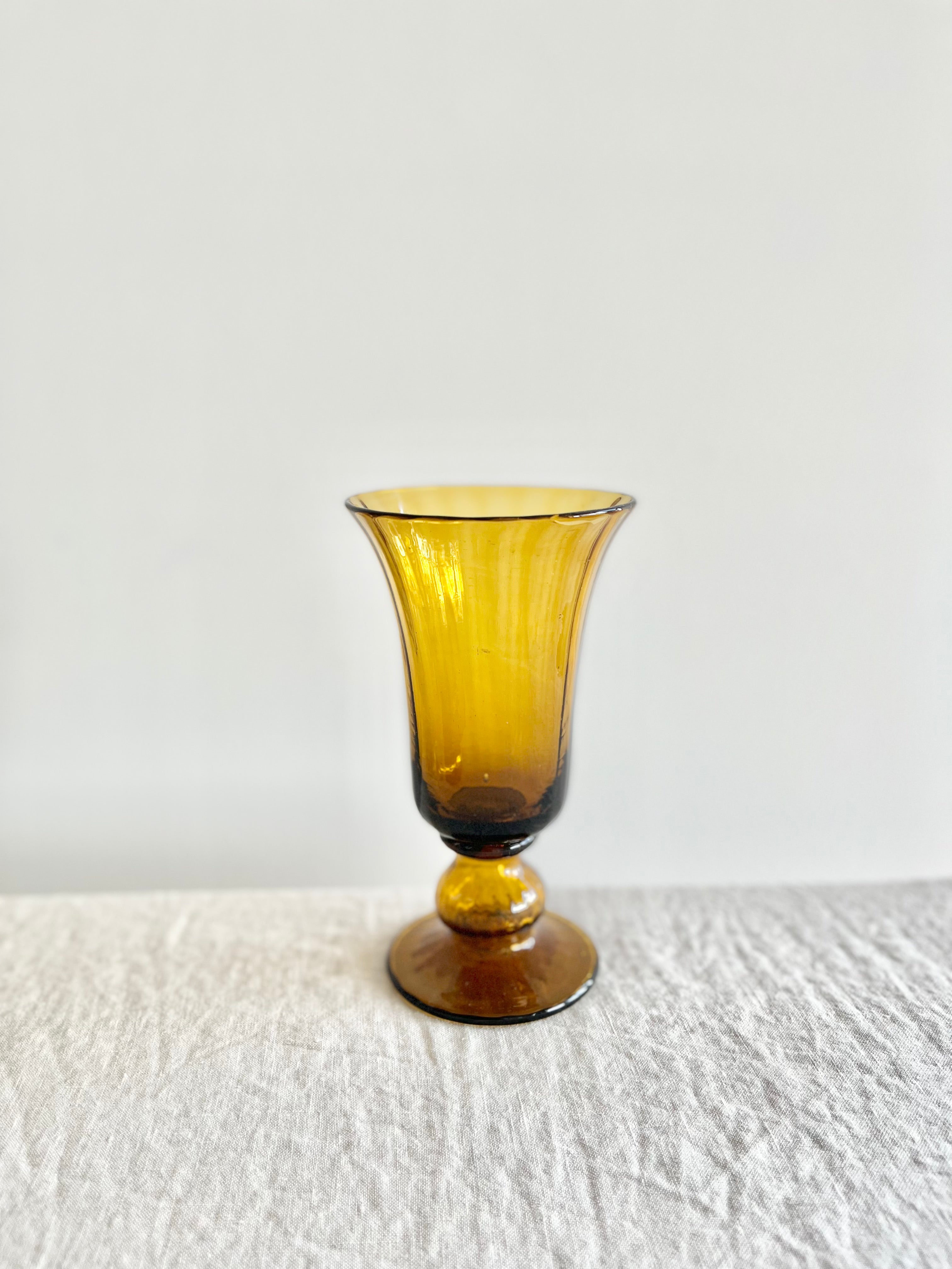 hand blown wine glass from gordiola in tobacco color