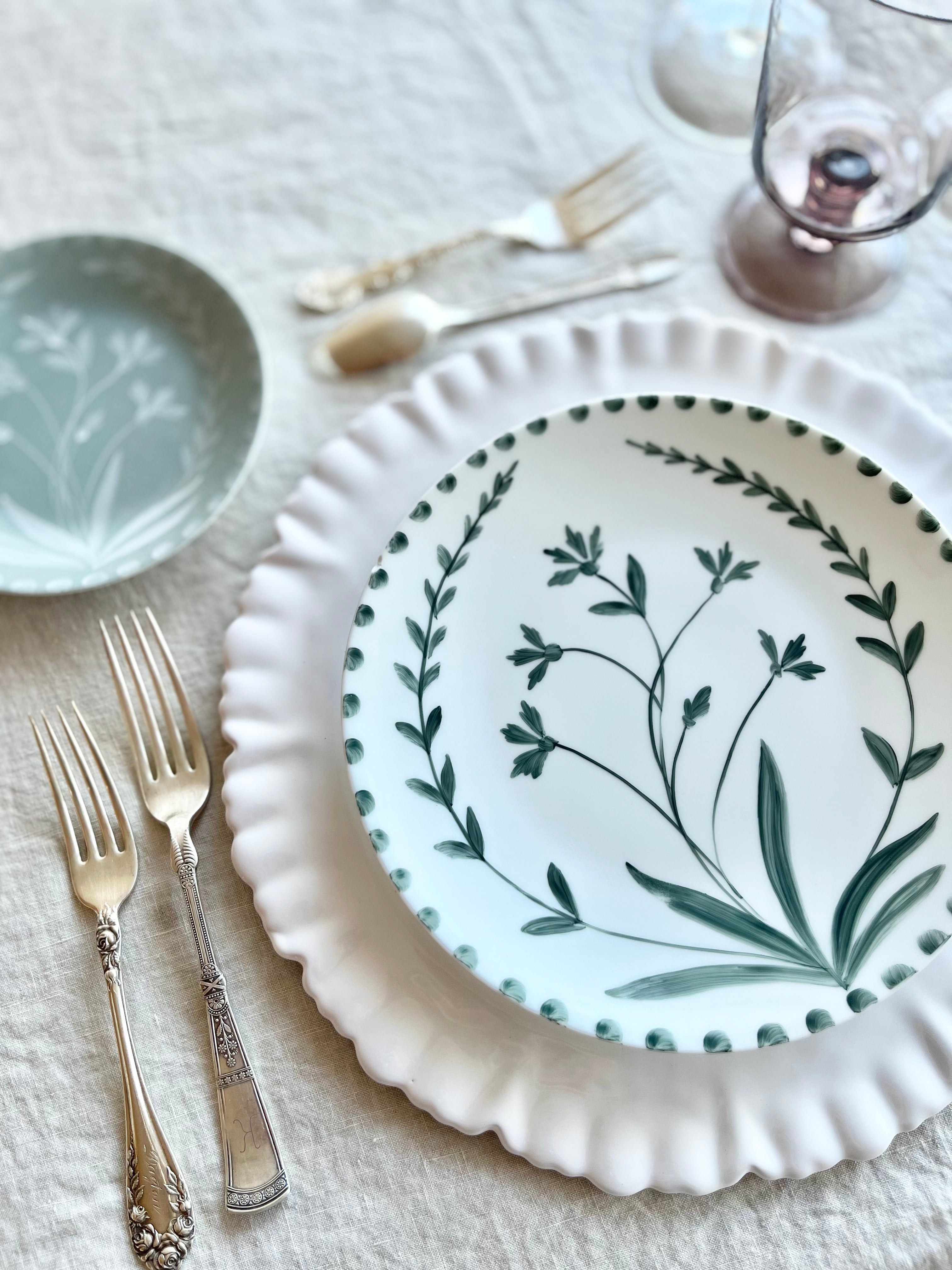 white ruffle edge charger 11.8 inch with green floral plate