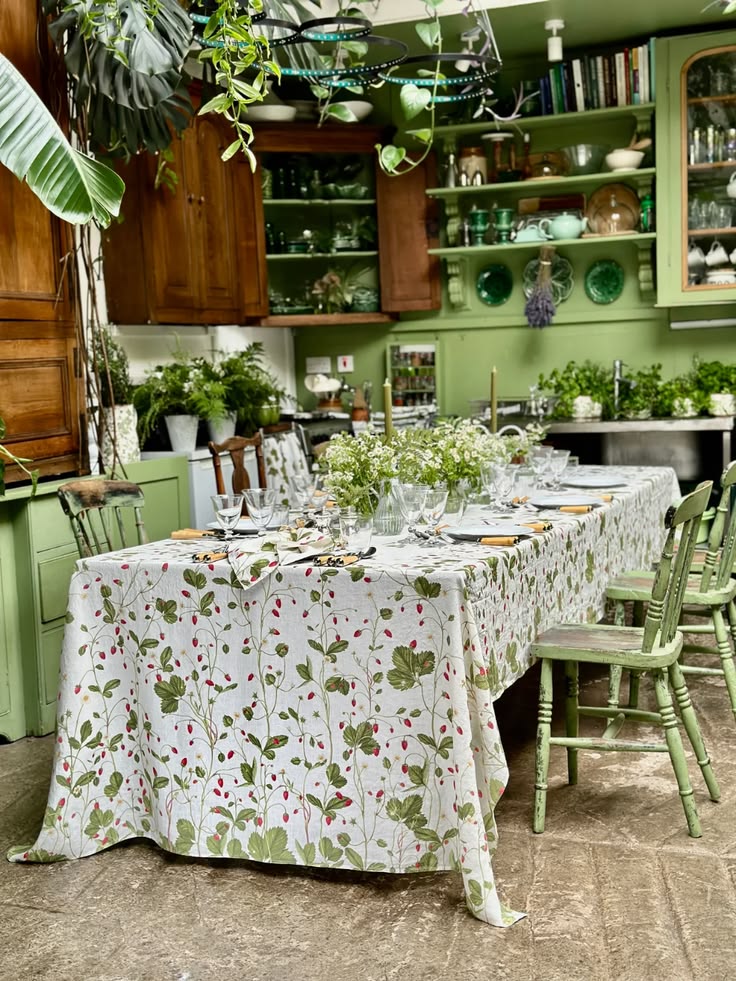 Fraises des Bois Tablecloth - 3 sizes available