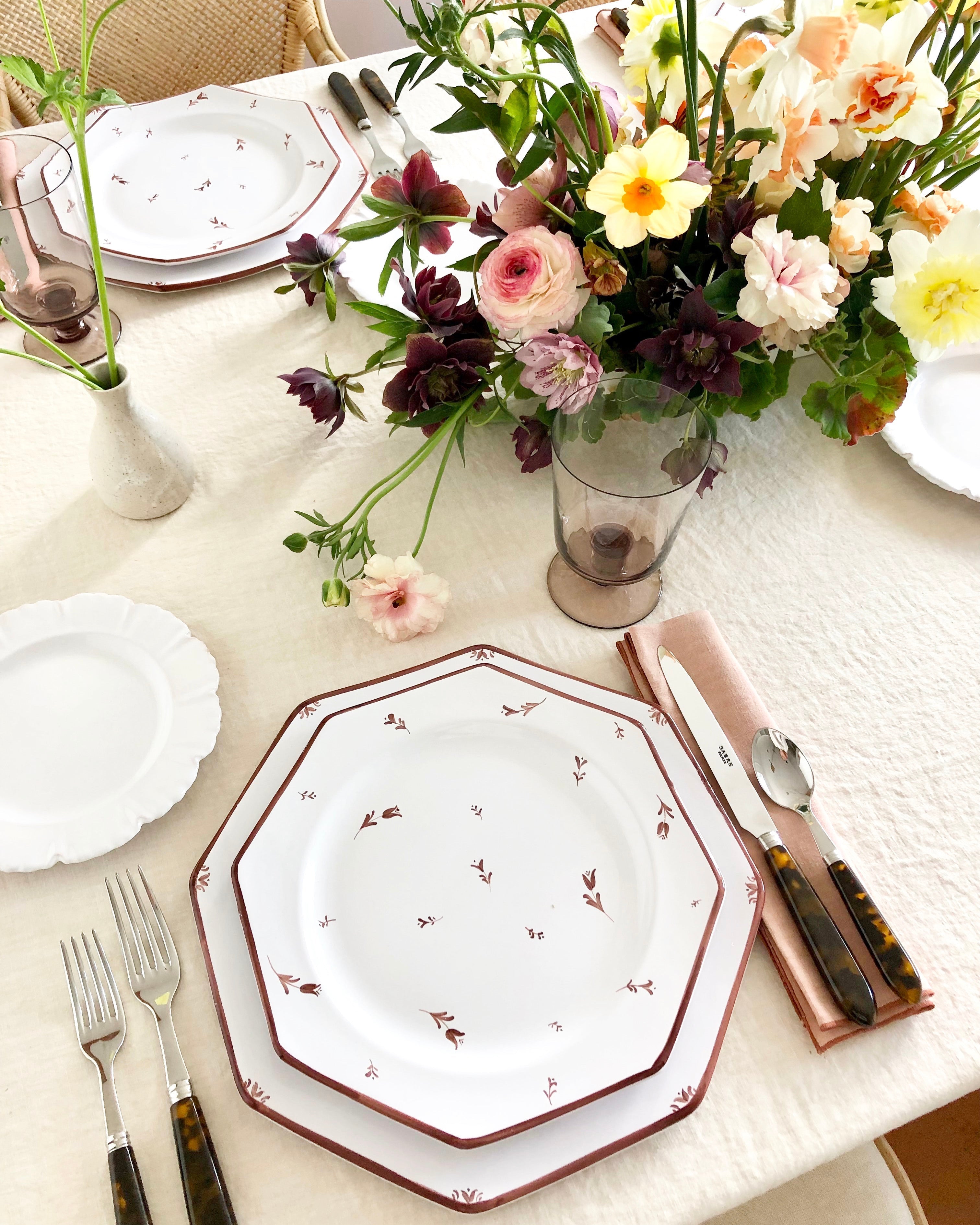 Sainte Marie Dinner Plate ~ Tulips ~ Chestnut