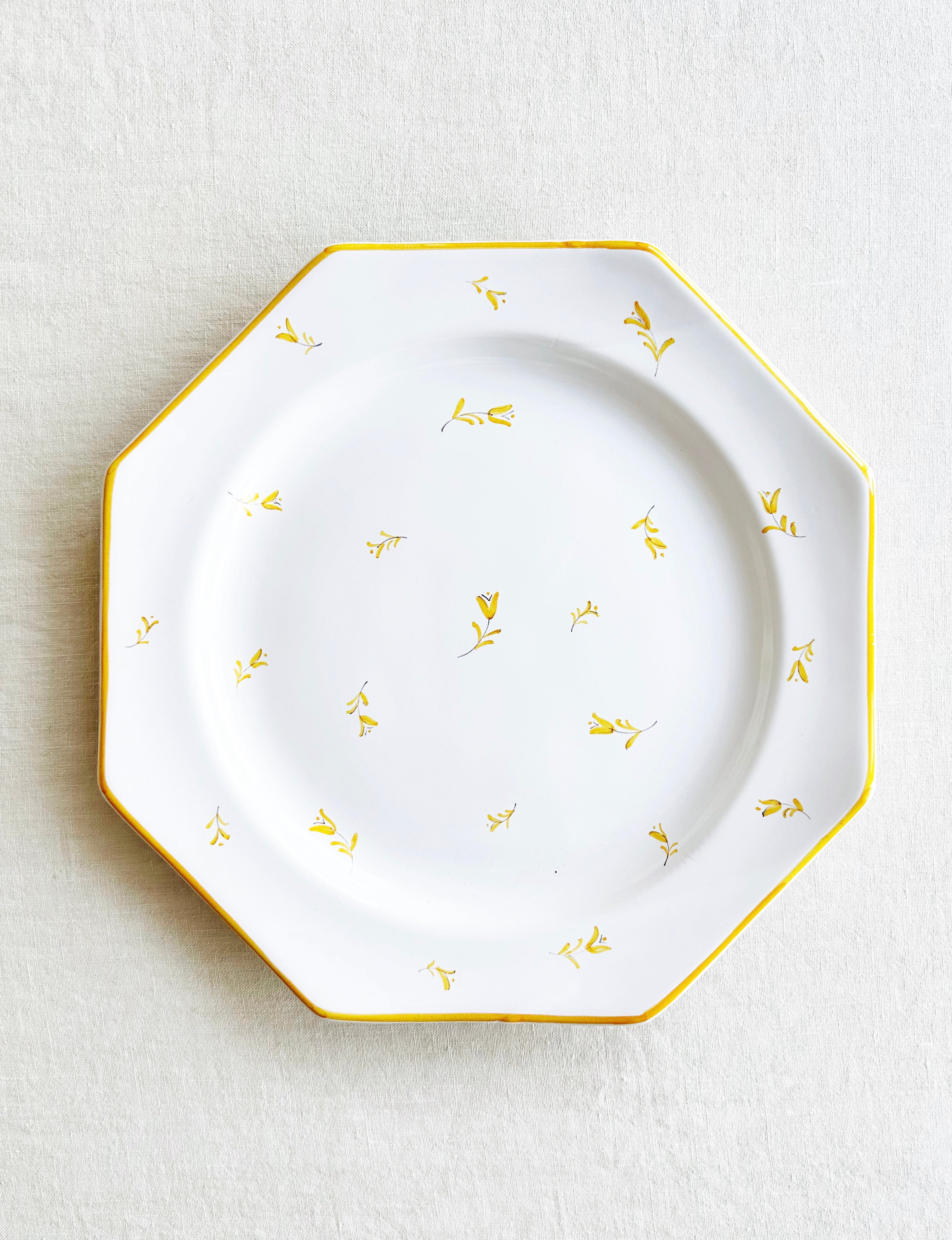 Sainte Marie Dinner Plate ~ Tulip ~ Jaune