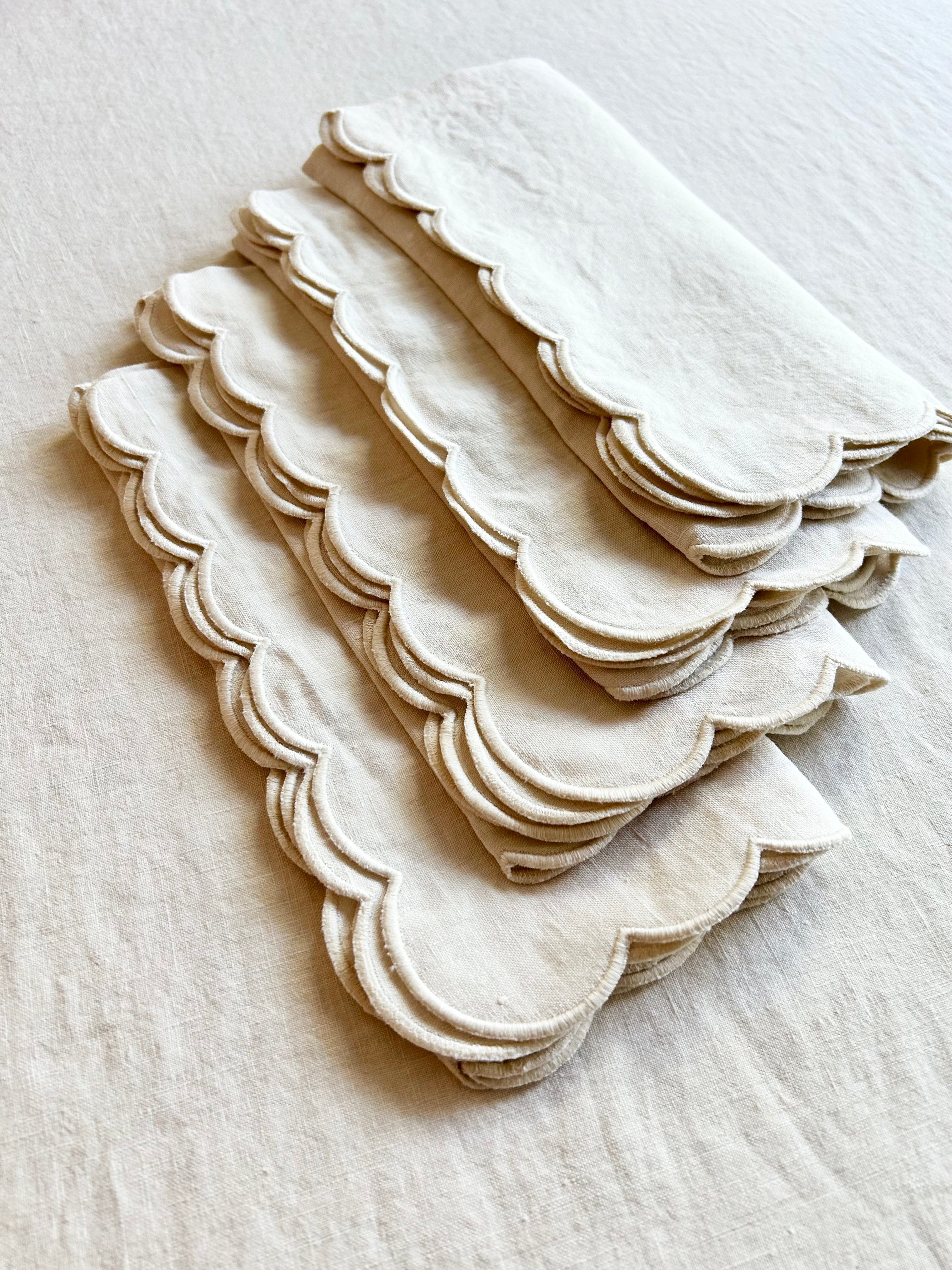 Scalloped Cream  Napkins - S/4