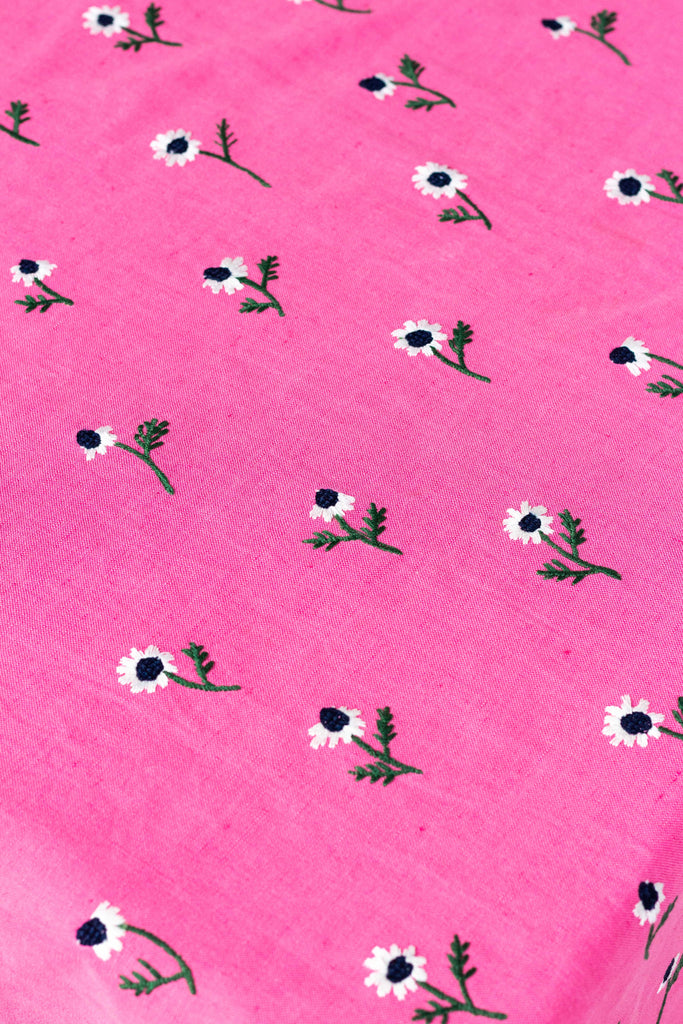 rectangular pink tablecloth with white daisies detail view