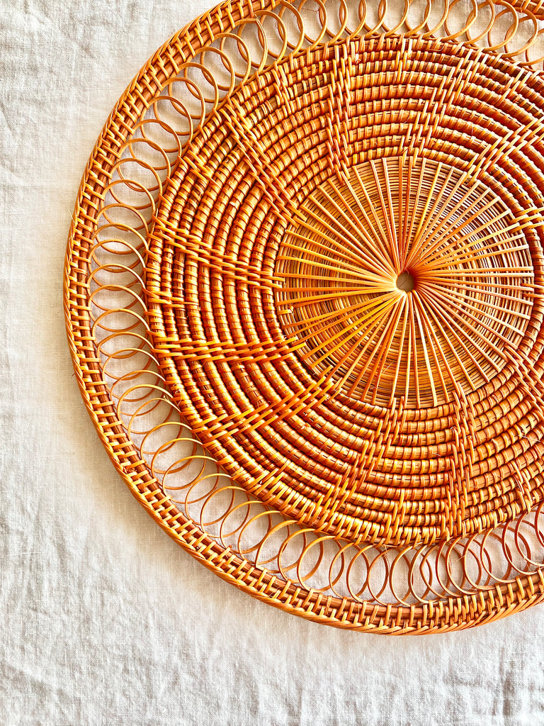 round placemat woven in tangerine color detail view