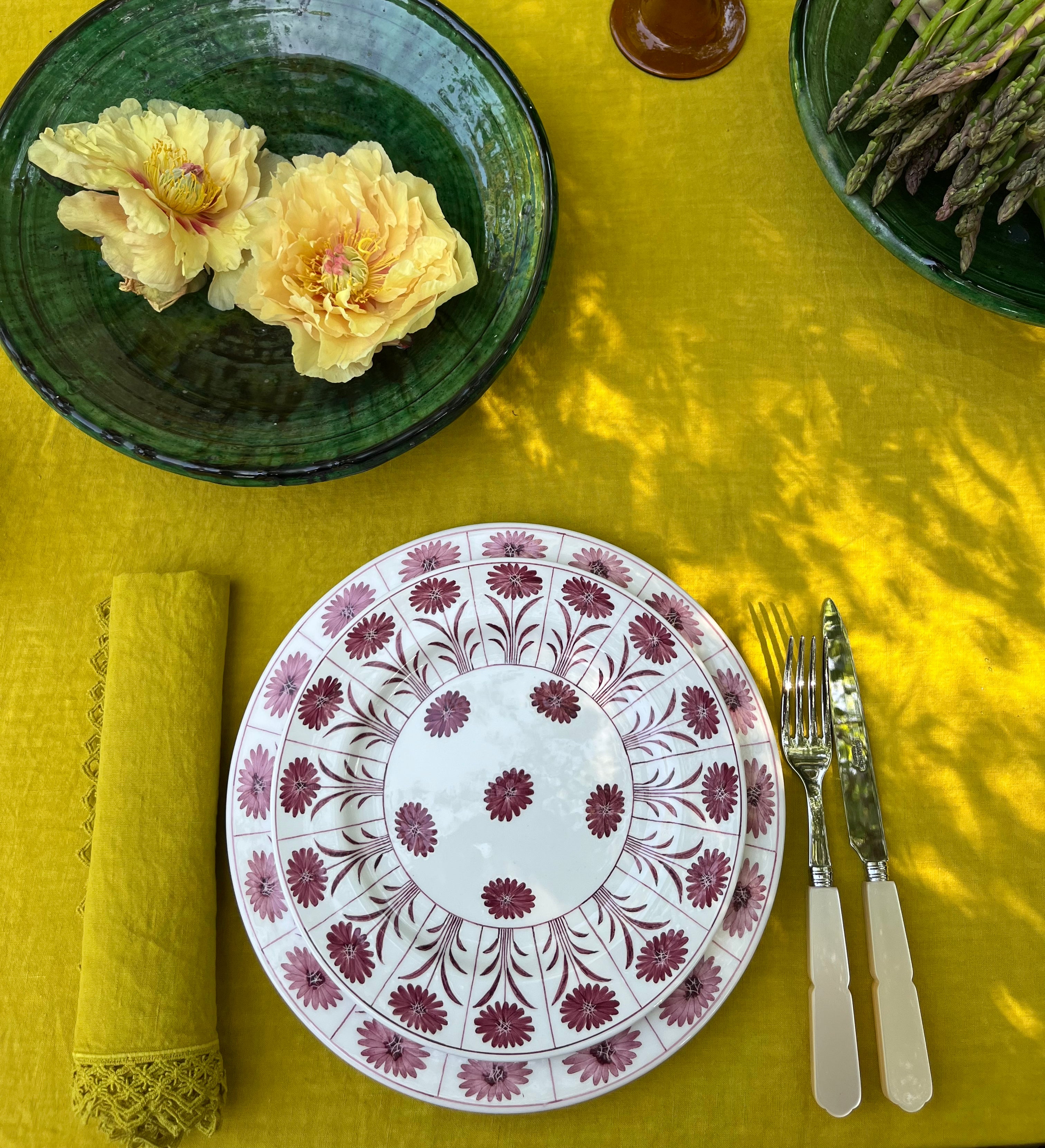 chartreuse linen napkin with macrame edge 18 inches square with placesetting