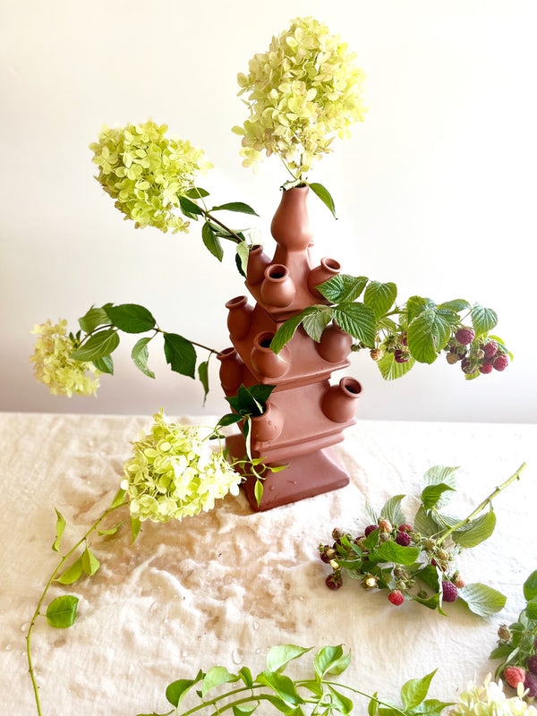 tulipiere tower made from ceramic in terra color with hydrangeas