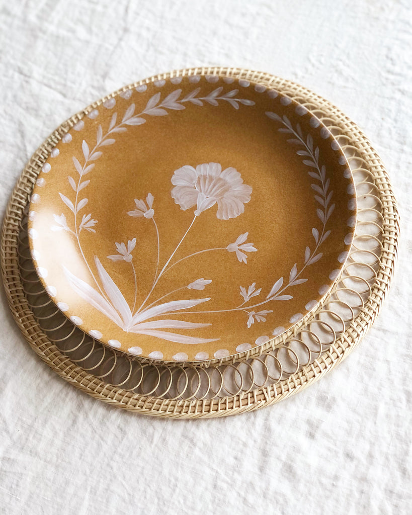 round placemat with tan floral dish