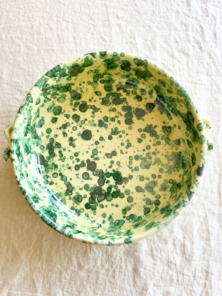 round oven safe dish in cream  with green speckle pattern 11" diameter top view