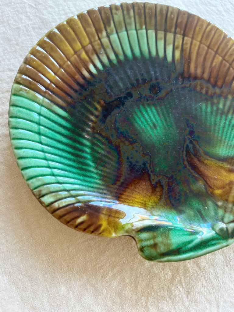 green and brown shell shaped majolica plate edge view
