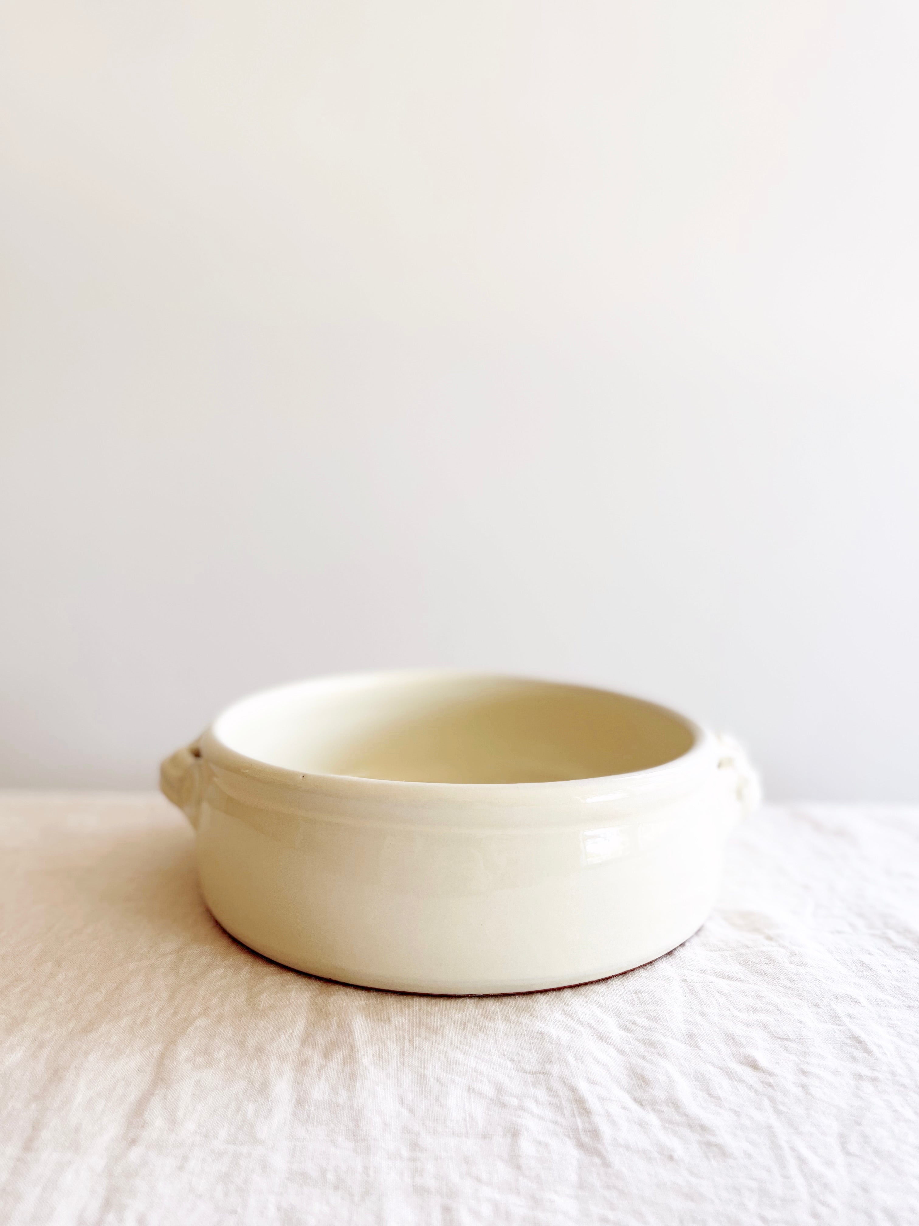 round oven safe dish in cream color 9" diameter