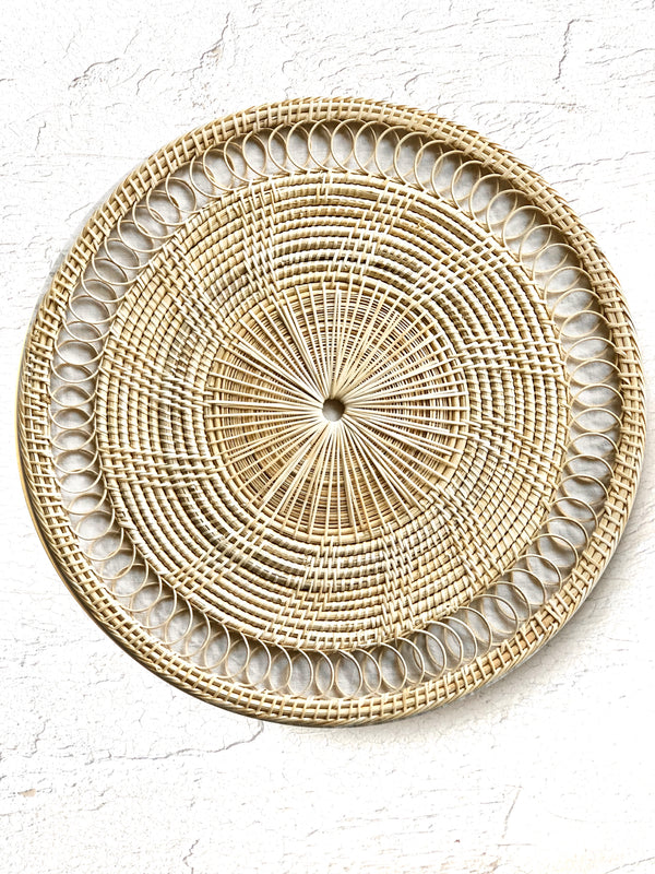 round placemat woven in natural color