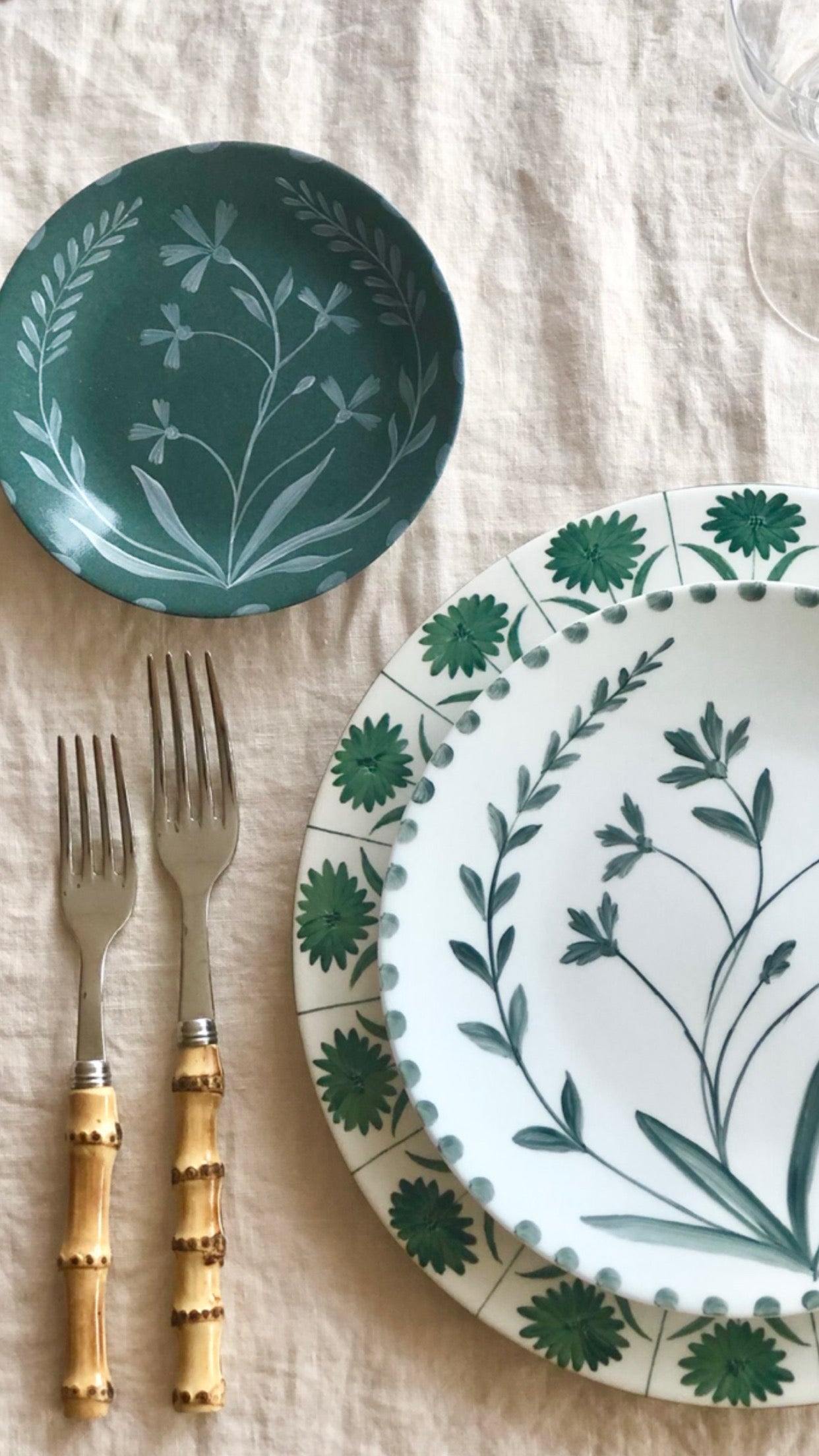 ceramic dinner plate with green daisy pattern with nori bloom bread plate