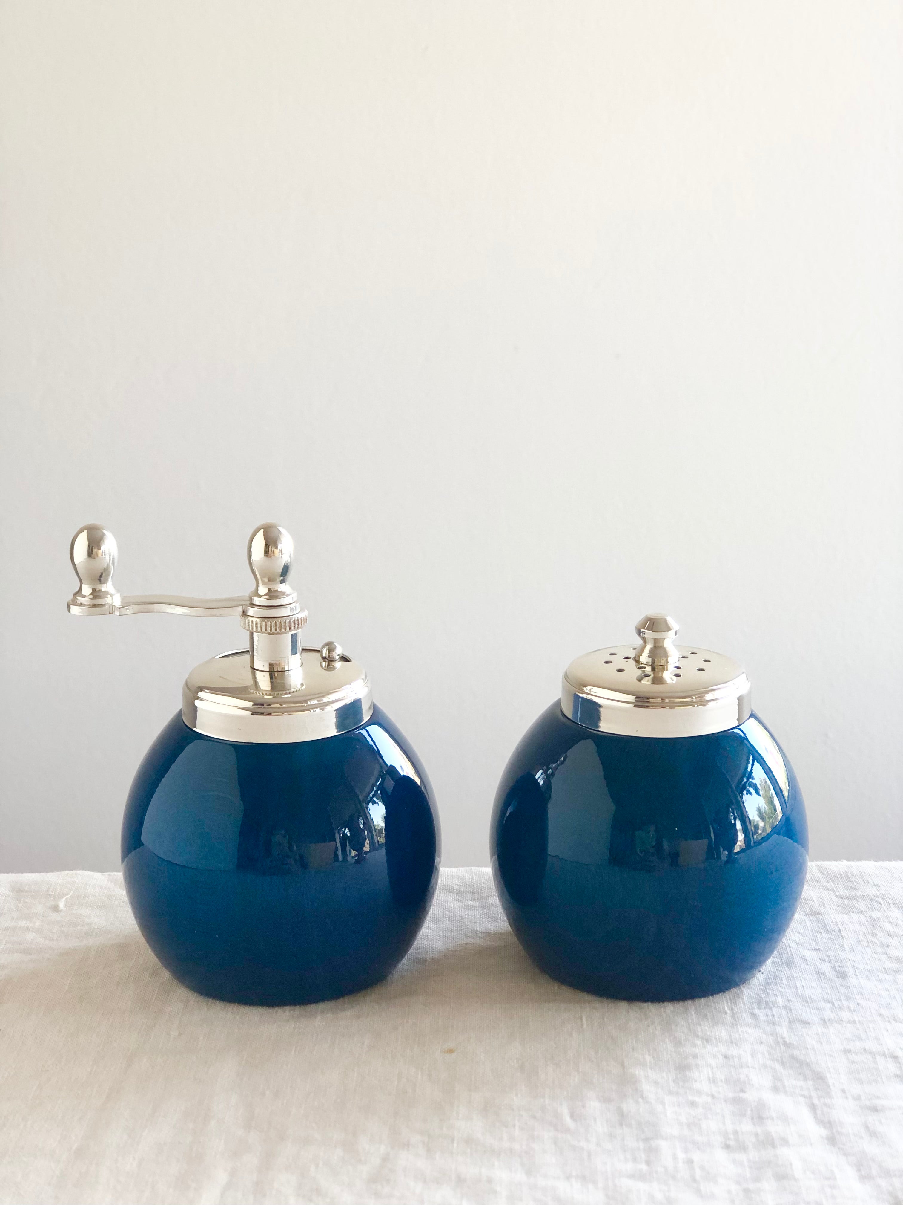 lapis salt and pepper mill set detail view