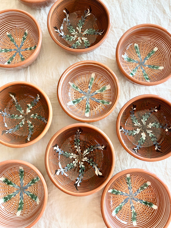 group of finger bowls with radial leaf design portocale color
