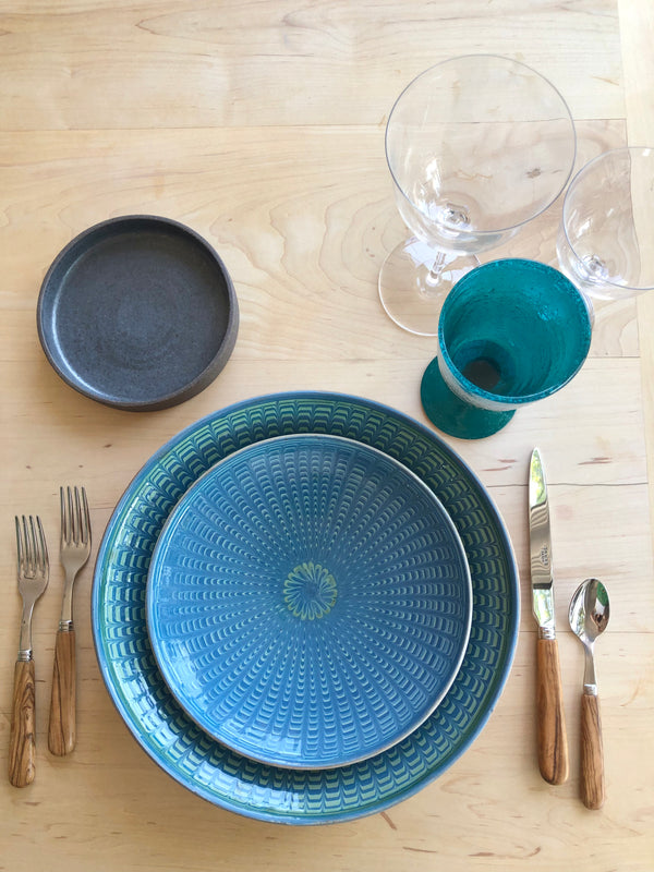 teal bubble glass tumbler with placesetting