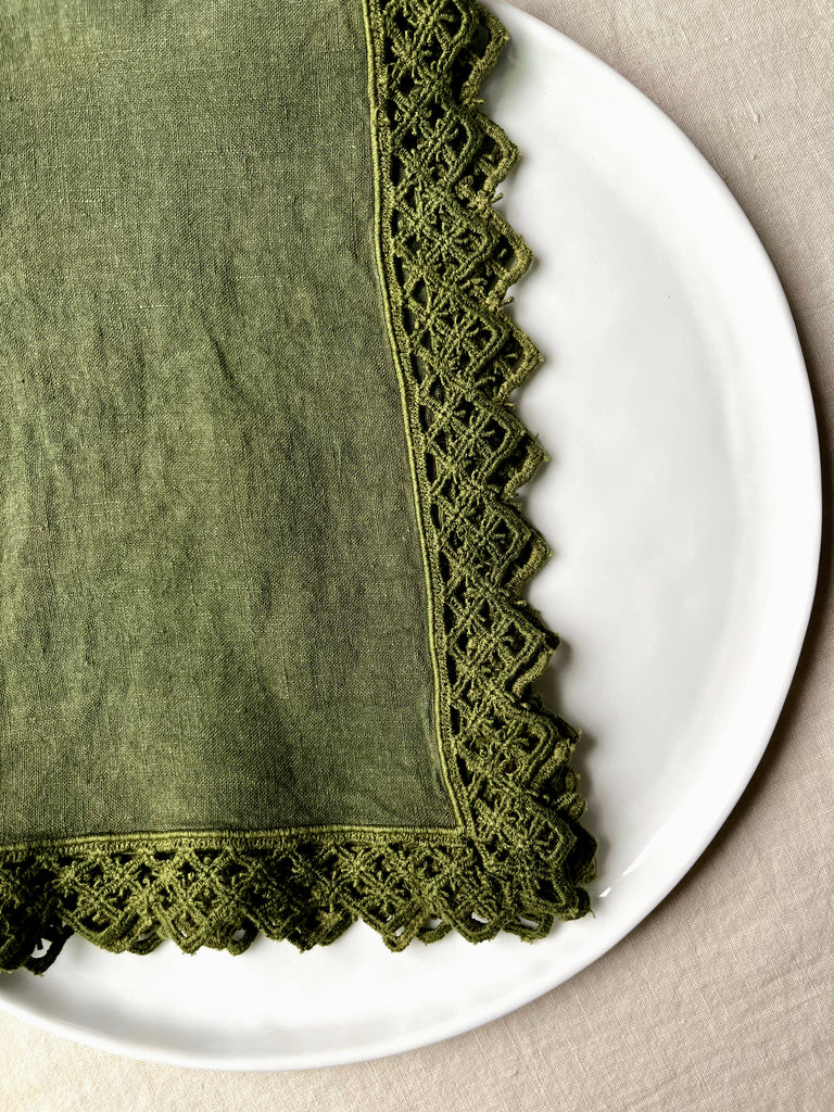 green linen napkins with macrame trim